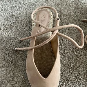 Beautiful Schultz pale nude flat